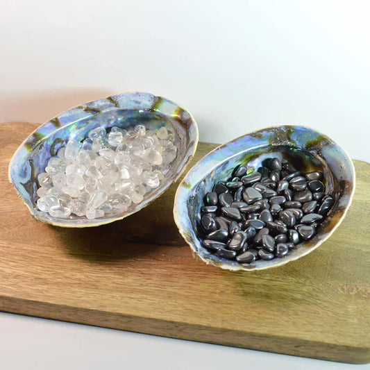 Natural Crystals Auf und Entladeset bestehend aus 2 Regenbogen Abalonen und Bergkristall sowie Hämatit Minis