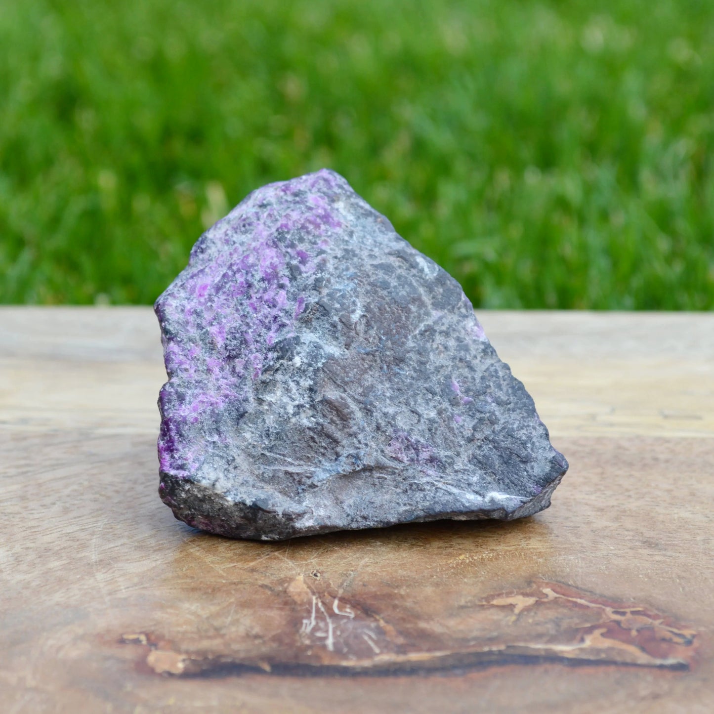 Sugilith Rohstein mit Richterit Einschlüssen