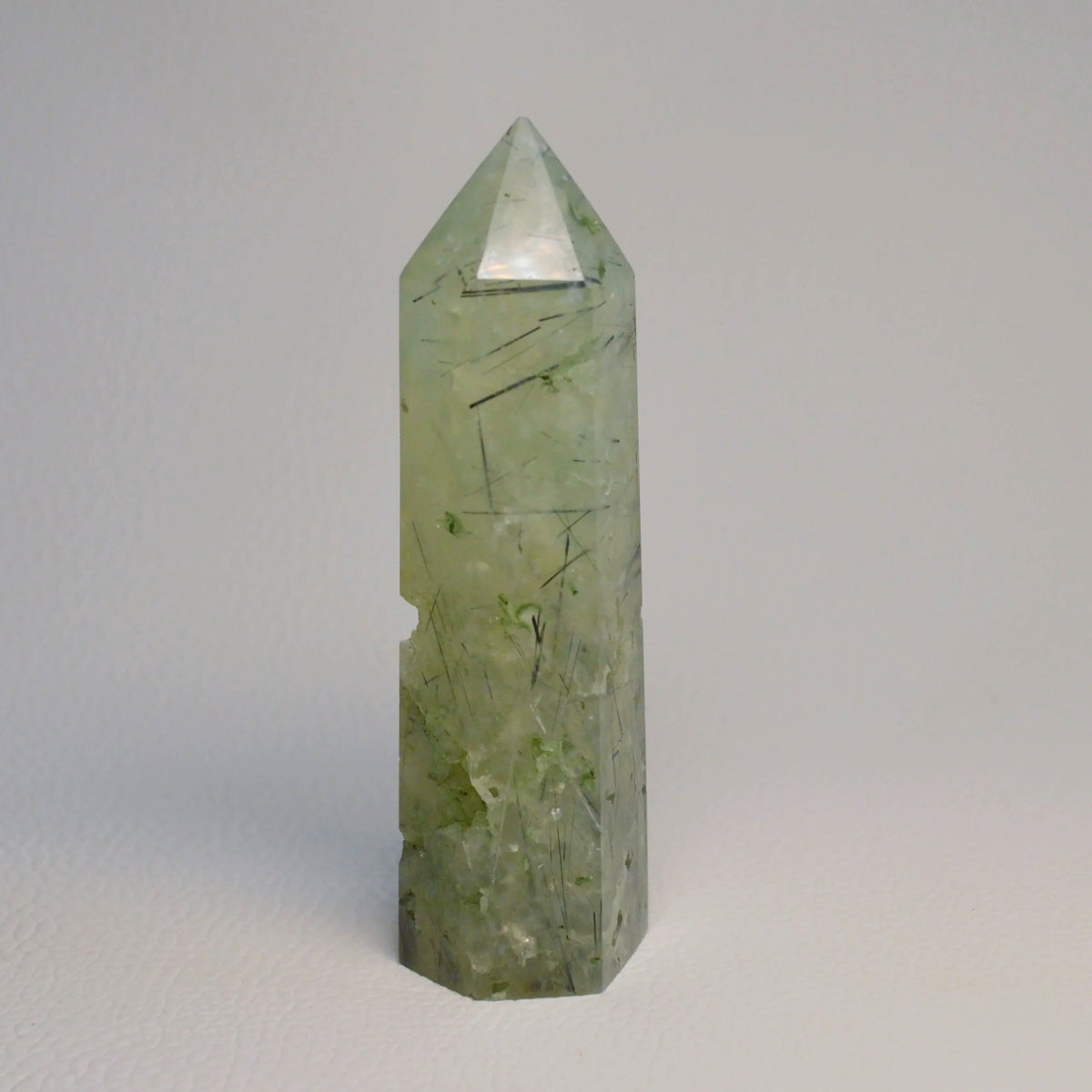Druzy Prehnit mit Rutil Turm