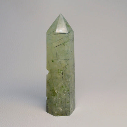 Druzy Prehnit mit Rutil Turm