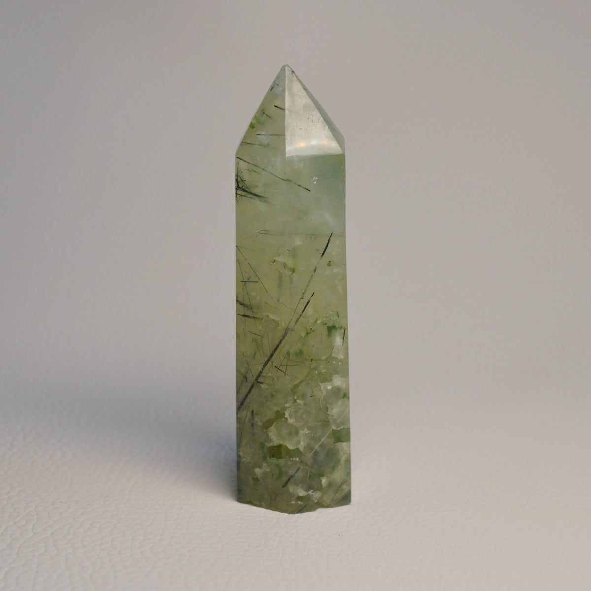Druzy Prehnit mit Rutil Turm