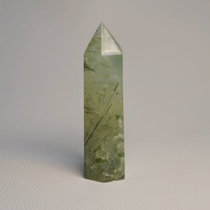 Druzy Prehnit mit Rutil Turm