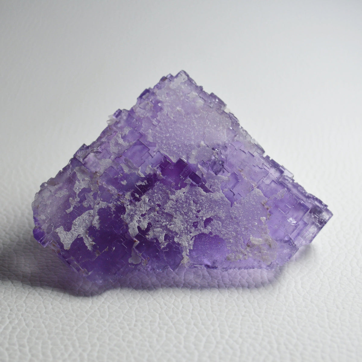 Violetter Fluorit Stufe mit Calcit