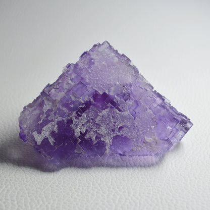Violetter Fluorit Stufe mit Calcit