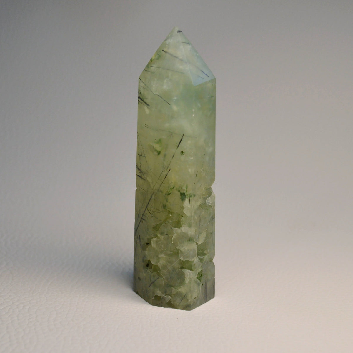 Druzy Prehnit mit Rutil Turm