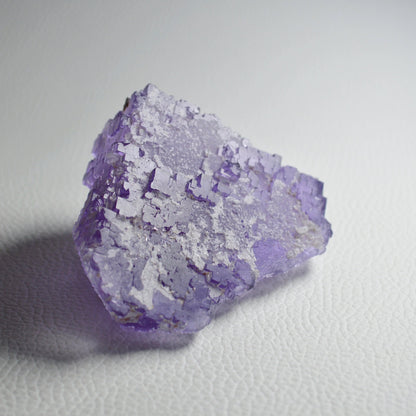 Violetter Fluorit Stufe mit Calcit