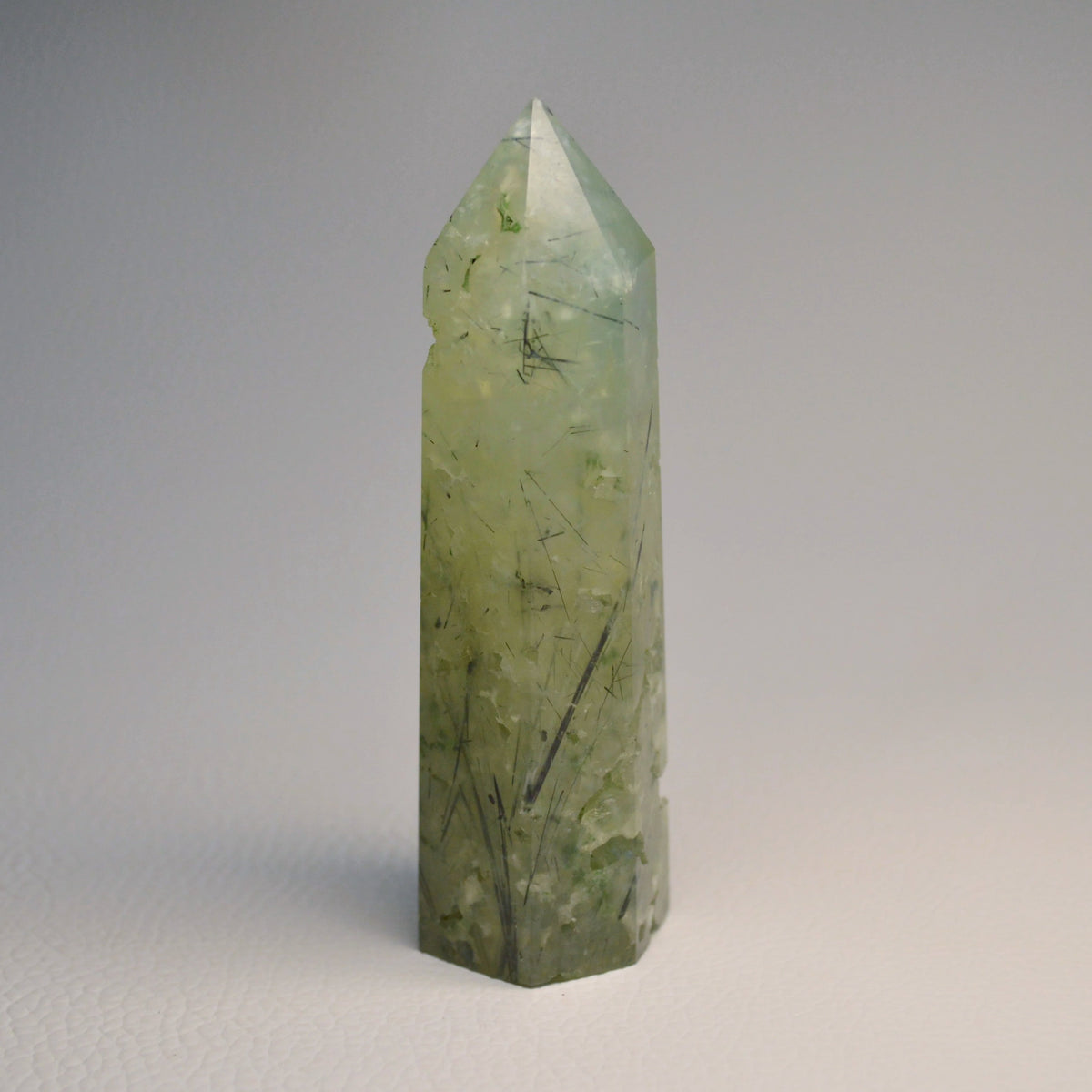 Druzy Prehnit mit Rutil Turm