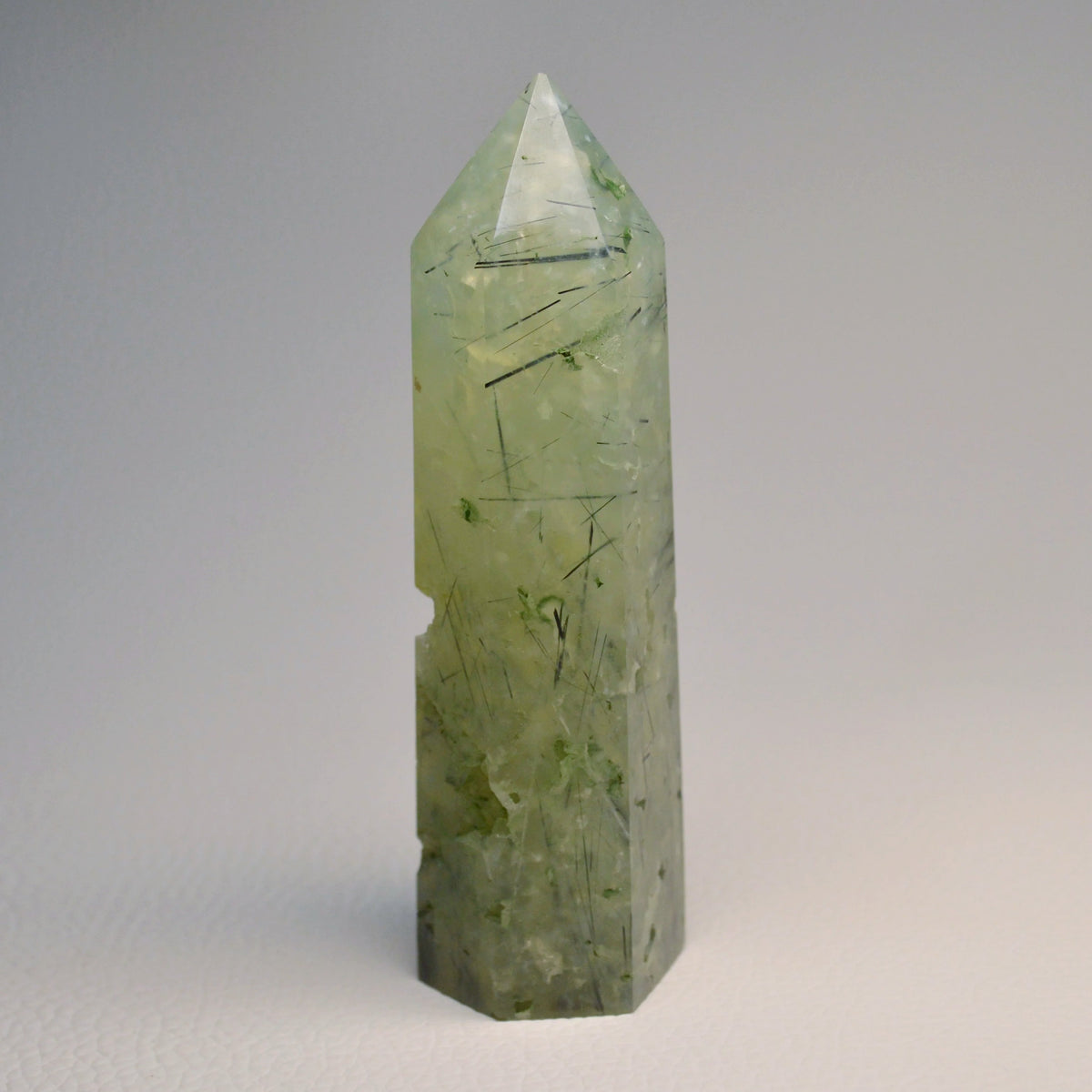 Druzy Prehnit mit Rutil Turm