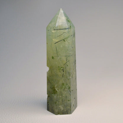 Druzy Prehnit mit Rutil Turm