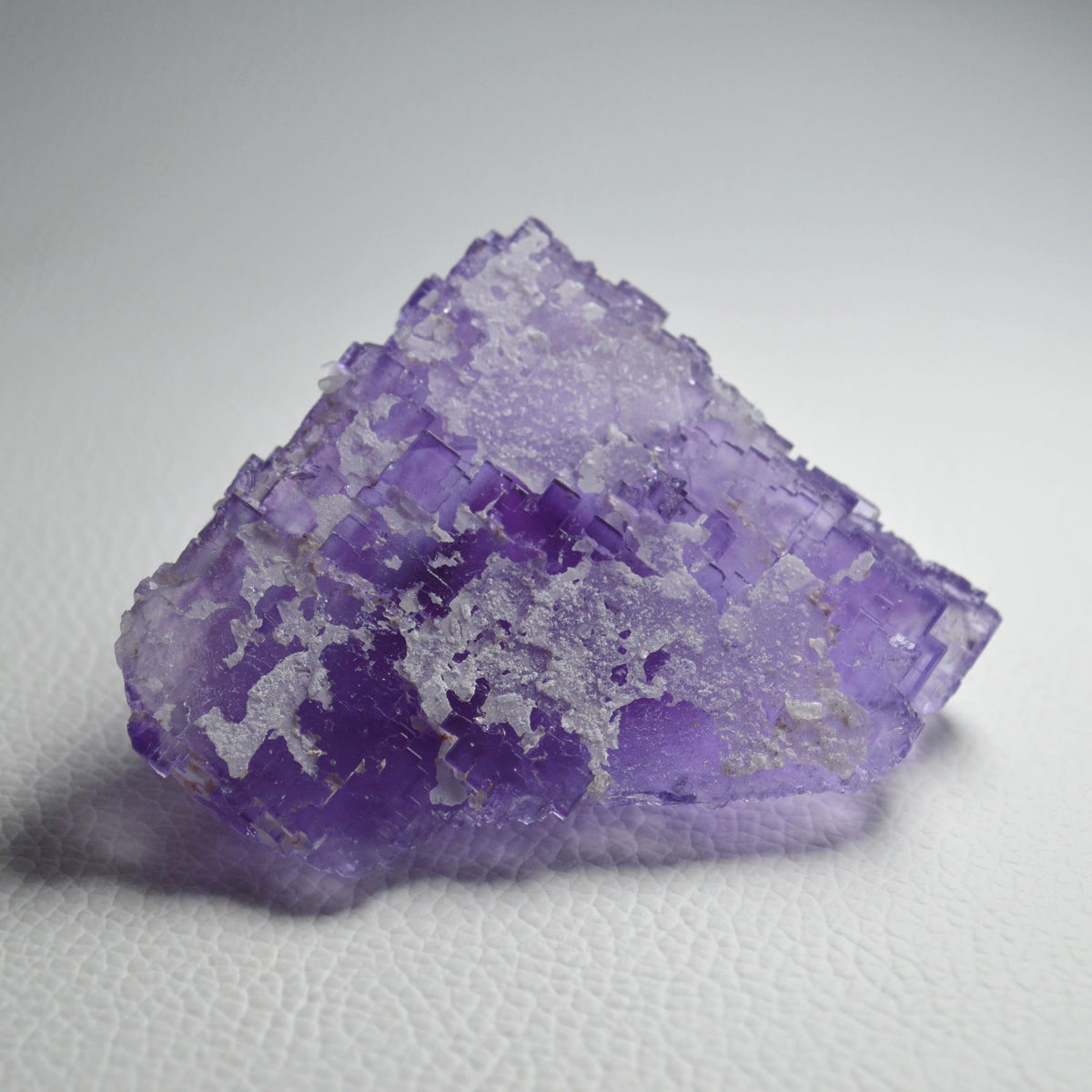 Violetter Fluorit Stufe mit Calcit