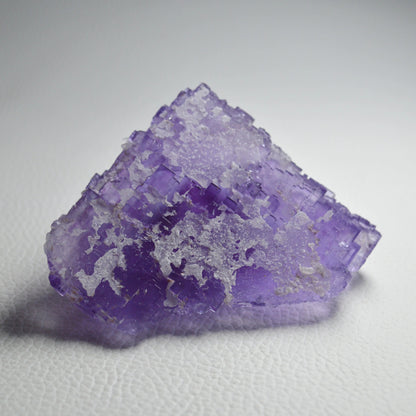 Violetter Fluorit Stufe mit Calcit