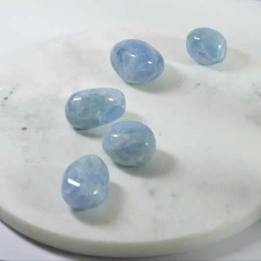 Blauer Calcit Trommelstein