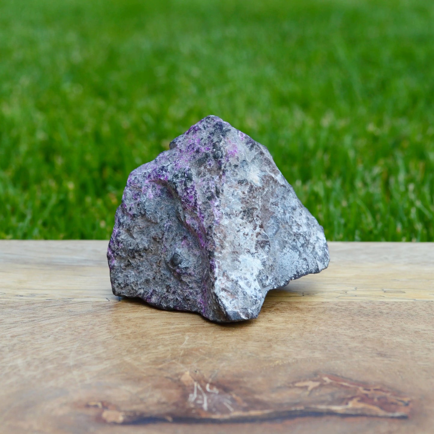 Sugilith Rohstein mit Richterit Einschlüssen