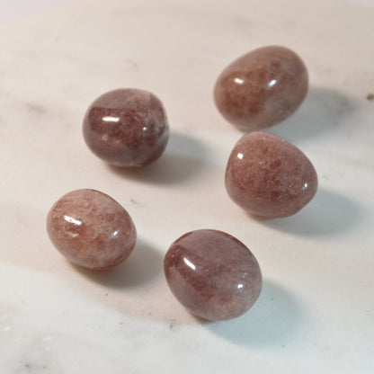 Erdbeerquarz Trommelstein