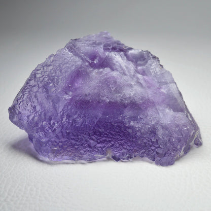 Violetter Fluorit Stufe mit Calcit