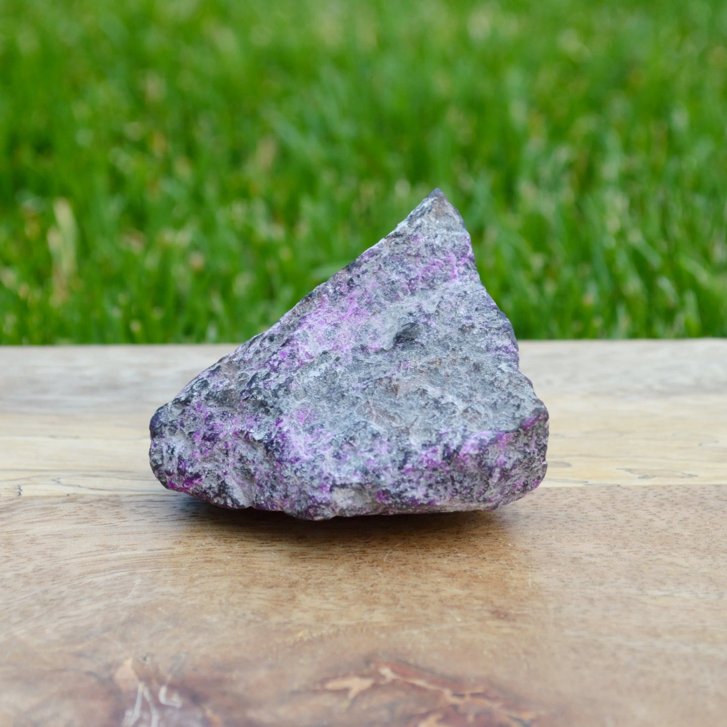 Sugilith Rohstein mit Richterit Einschlüssen