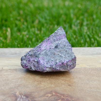 Sugilith Rohstein mit Richterit Einschlüssen