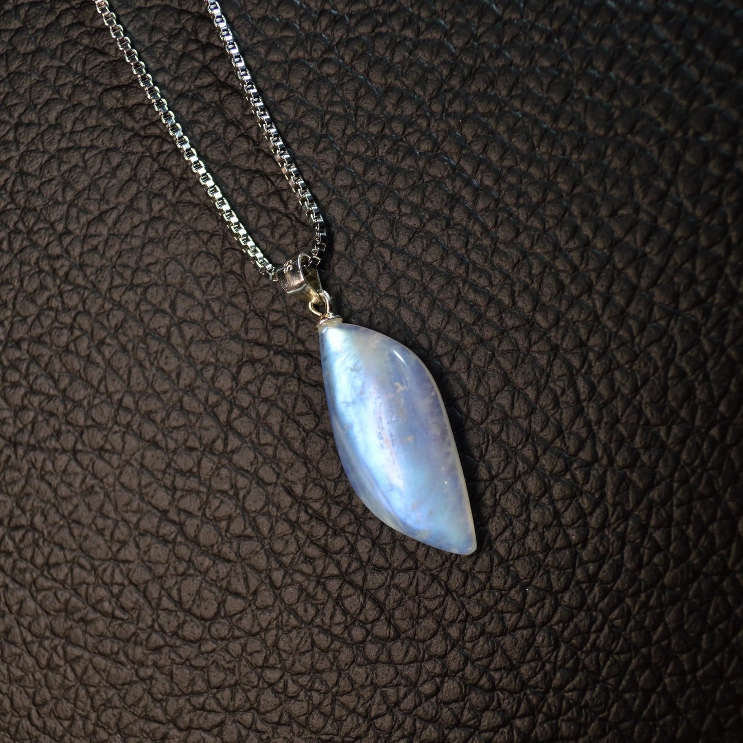 Regenbogenmondstein (weißer Labradorit) Anhänger