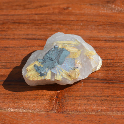 Gold Rutilquarz und Hämatit auf Quarz
