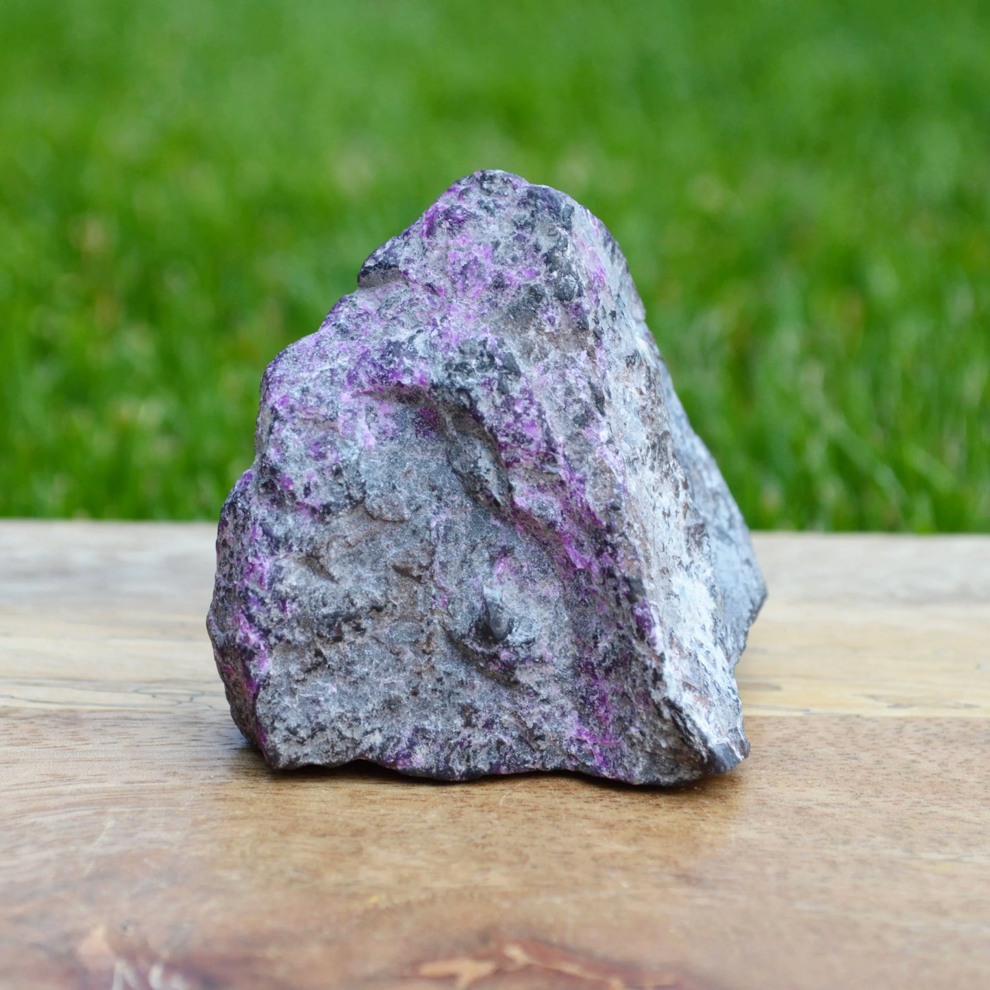 Sugilith Rohstein mit Richterit Einschlüssen