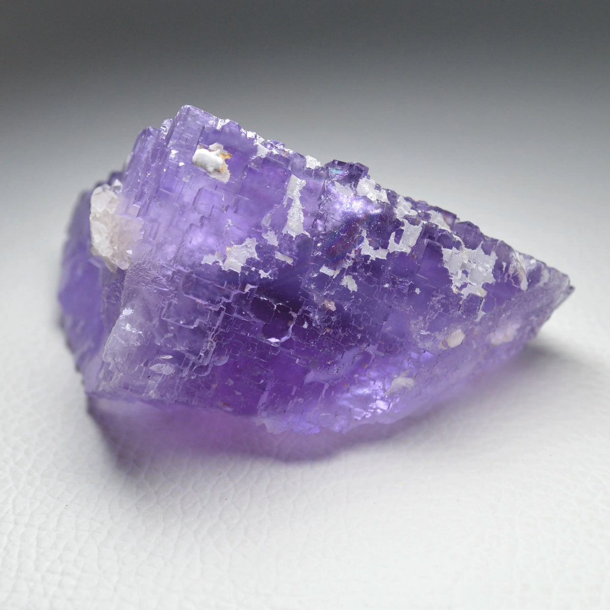 Violetter Fluorit Stufe mit Calcit