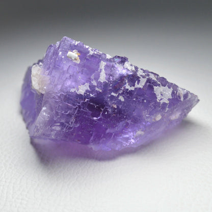 Violetter Fluorit Stufe mit Calcit