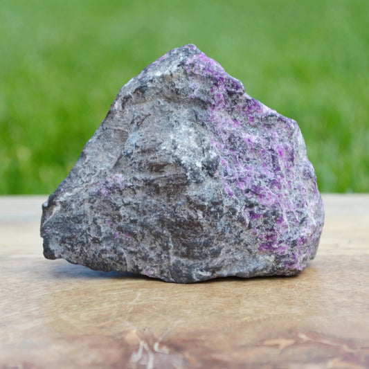 Sugilith Rohstein mit Richterit Einschlüssen