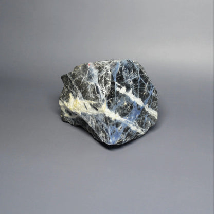 Sodalith Rohstein mit Anschliff