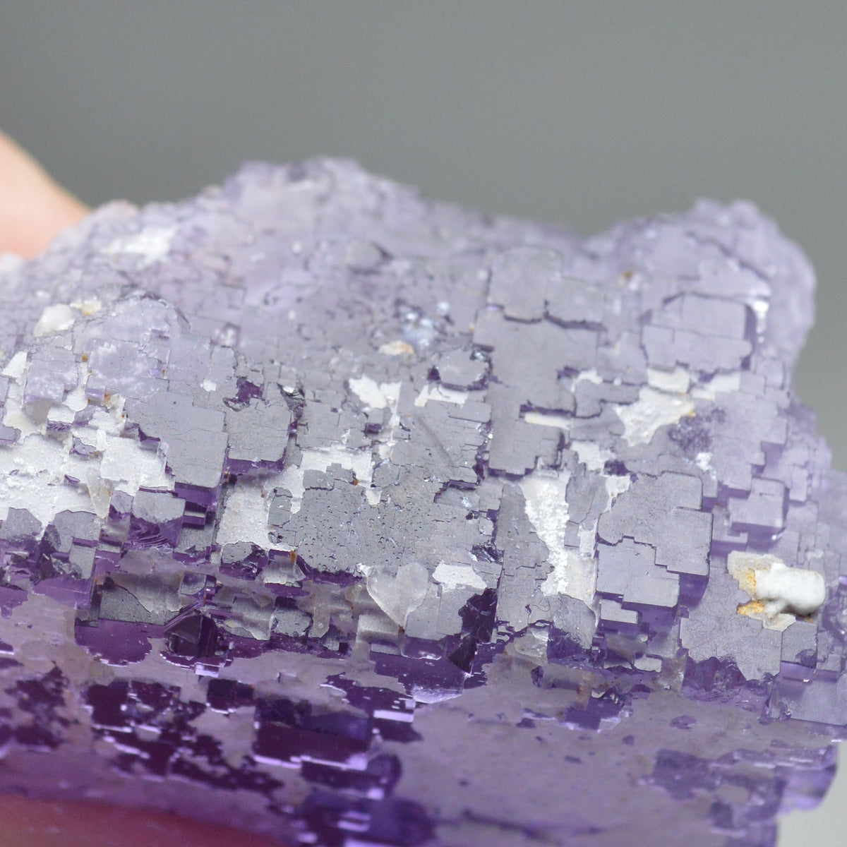 Violetter Fluorit Stufe mit Calcit