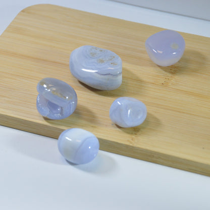 Blauer Chalcedon Trommelstein