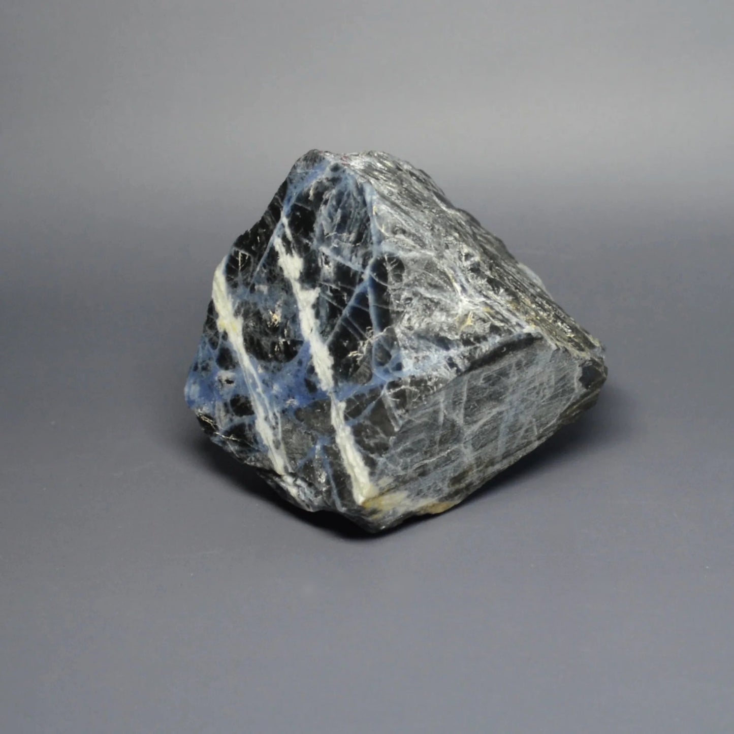 Sodalith Rohstein mit Anschliff