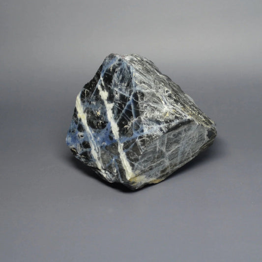 Sodalith Rohstein mit Anschliff