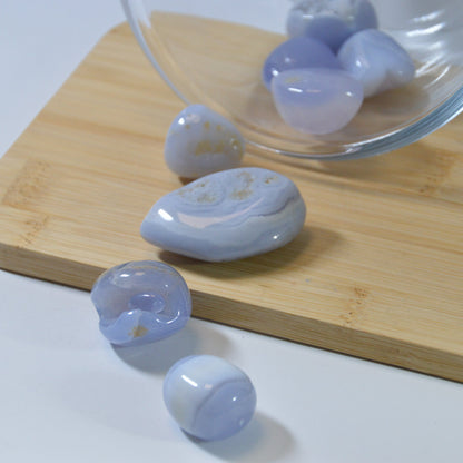 Blauer Chalcedon Trommelstein