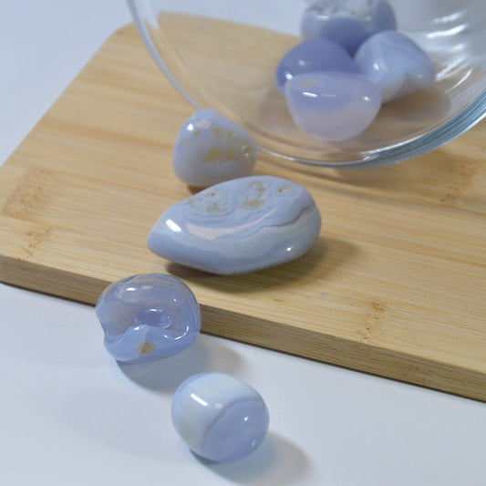 Blauer Chalcedon Trommelstein