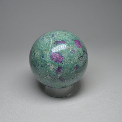 Rubin-Fuchsit-Kyanit Kugel 60mm