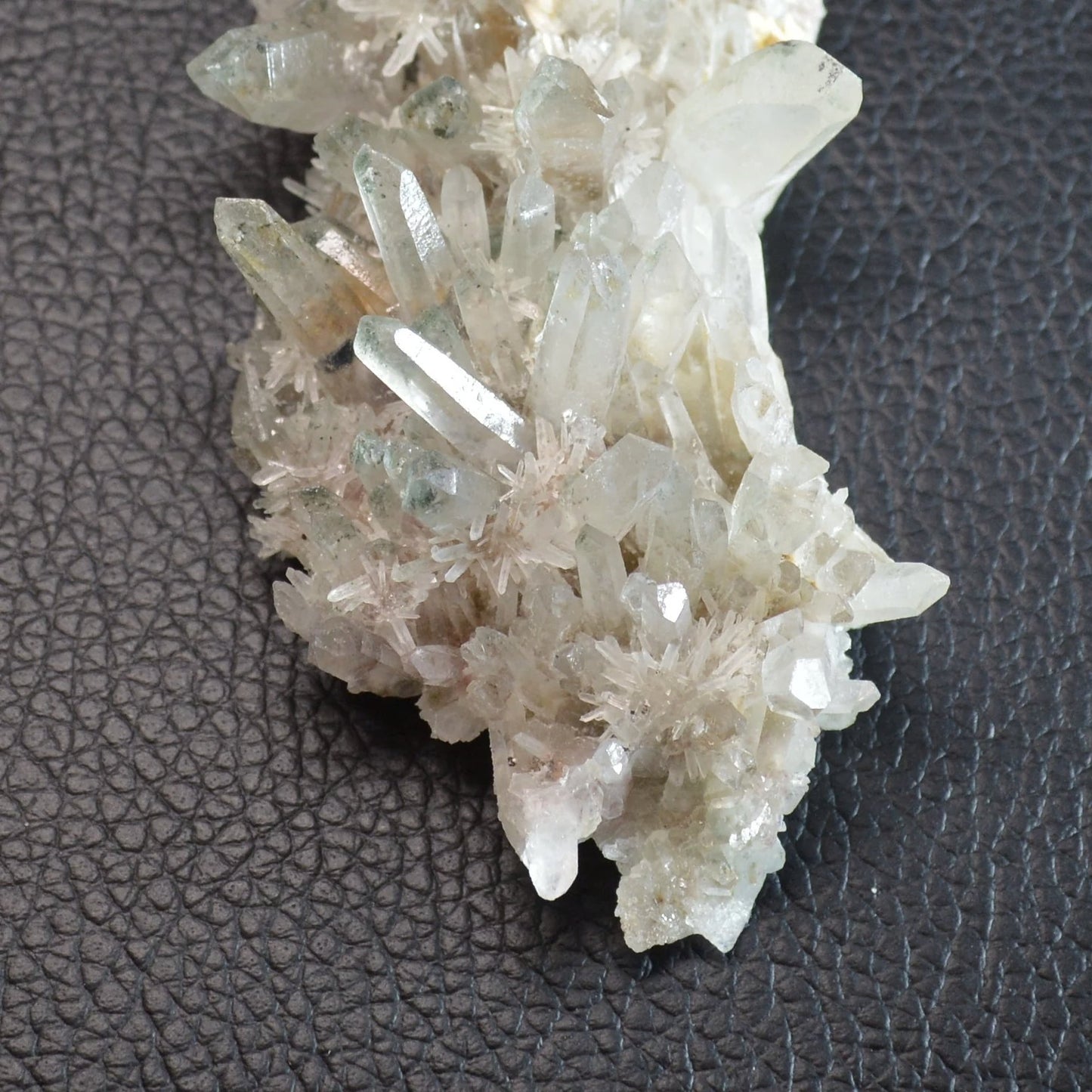 Bergkristall (Nadelquarz) Stufe mit Chlorit