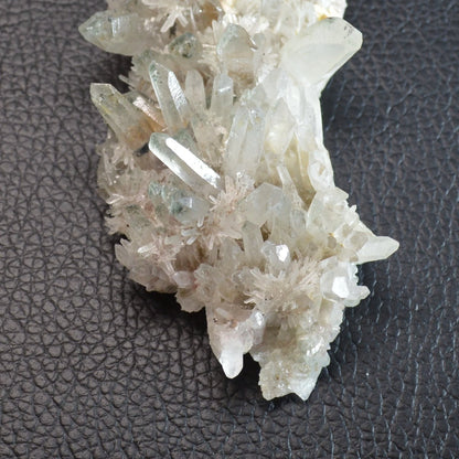 Bergkristall (Nadelquarz) Stufe mit Chlorit