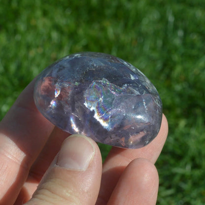 Lila/Blauer Fluorit Handstein mit Regenbögen