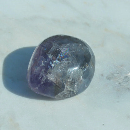 Lila/Blauer Fluorit Handstein mit Regenbögen