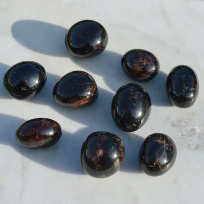 Almandin-Granat Trommelstein