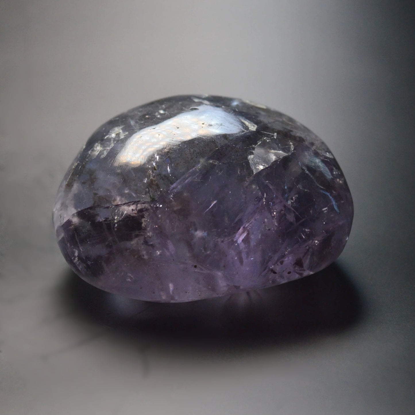 Lila/Blauer Fluorit Handstein mit Regenbögen