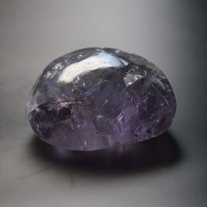 Lila/Blauer Fluorit Handstein mit Regenbögen