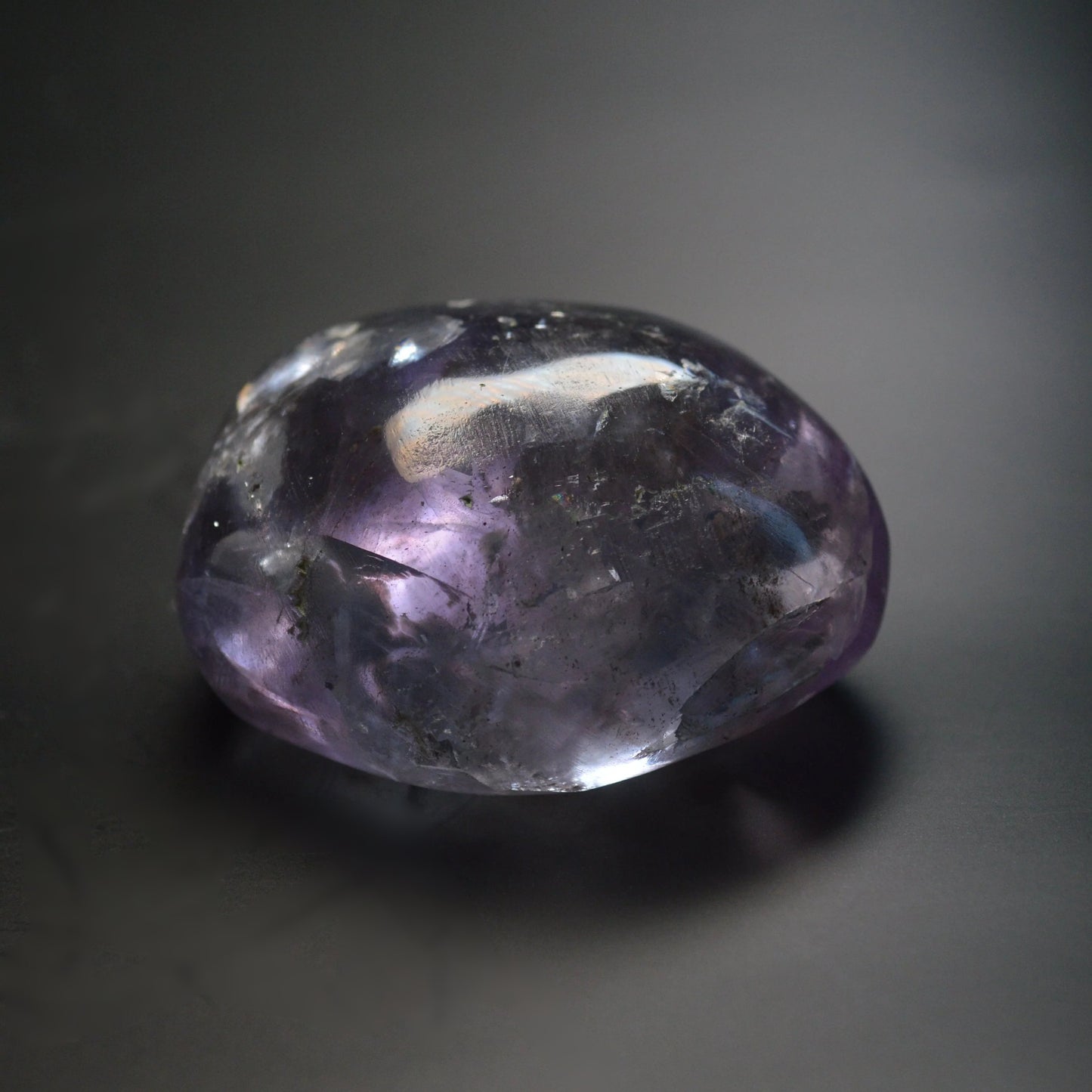 Lila/Blauer Fluorit Handstein mit Regenbögen