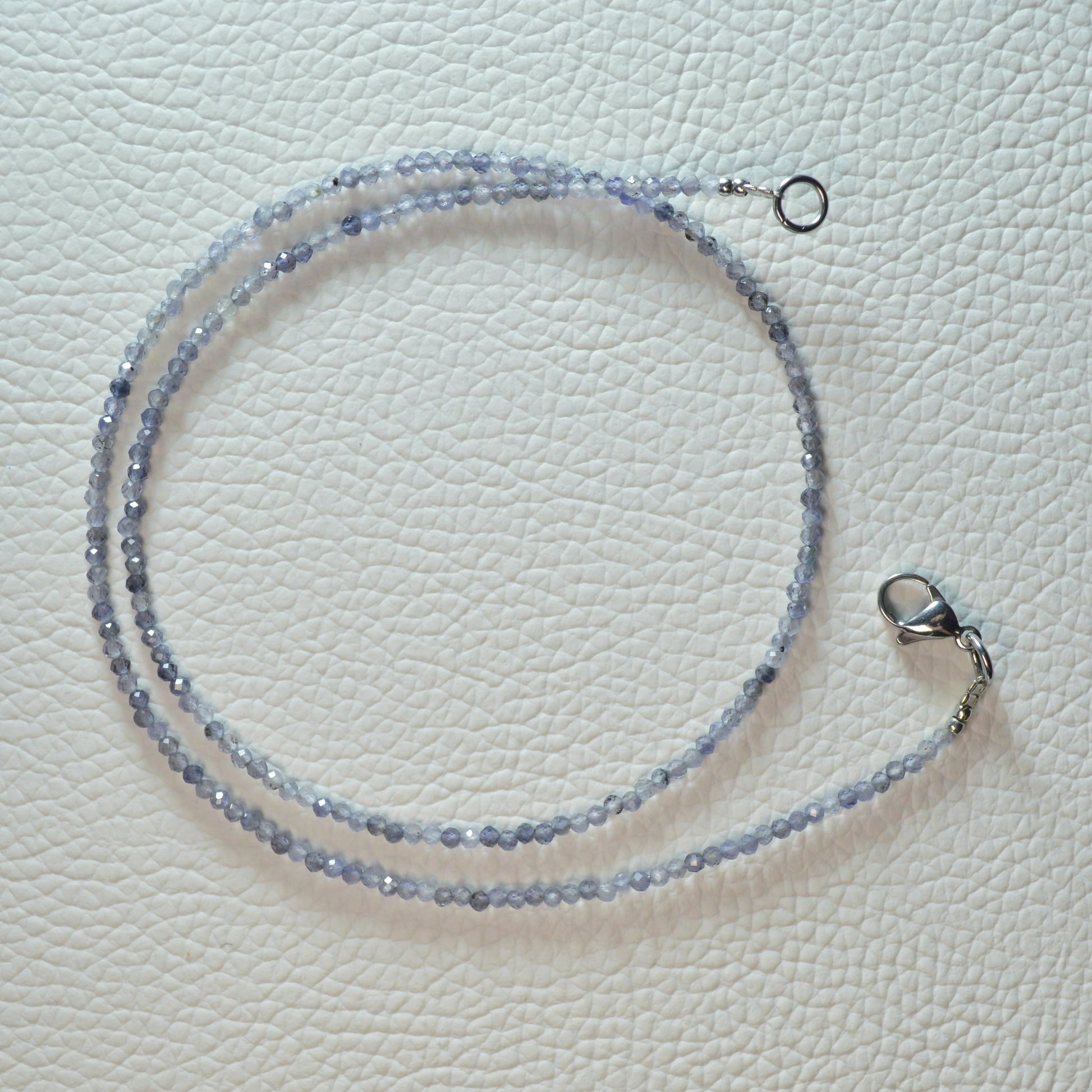 Iolith (Wassersaphir) Halskette aus 2mm facettierten Natursteinperlen, 45 cm lang, mit Metallverschluss – Edelsteinschmuck.