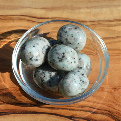 Kiwi Jaspis Trommelstein