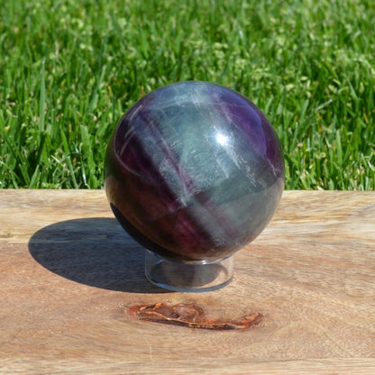 Regenbogenfluorit Kugel – große, beeindruckende Kugel aus Naturstein mit faszinierenden Farbschattierungen.