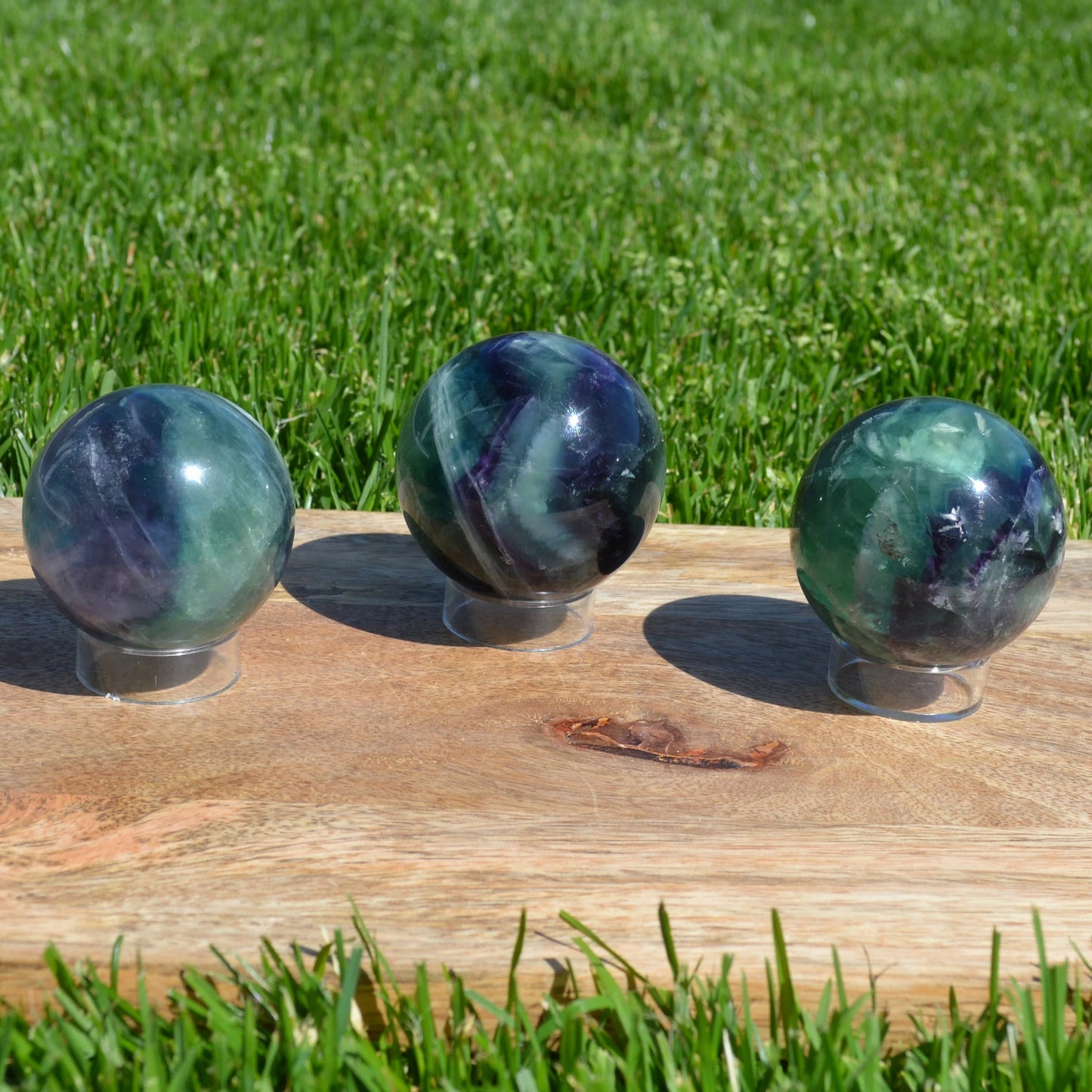 Regenbogenfluorit Kugel klein – zarte Kugel mit leuchtenden Regenbogenfarben für Dekoration oder als Sammlerstück.