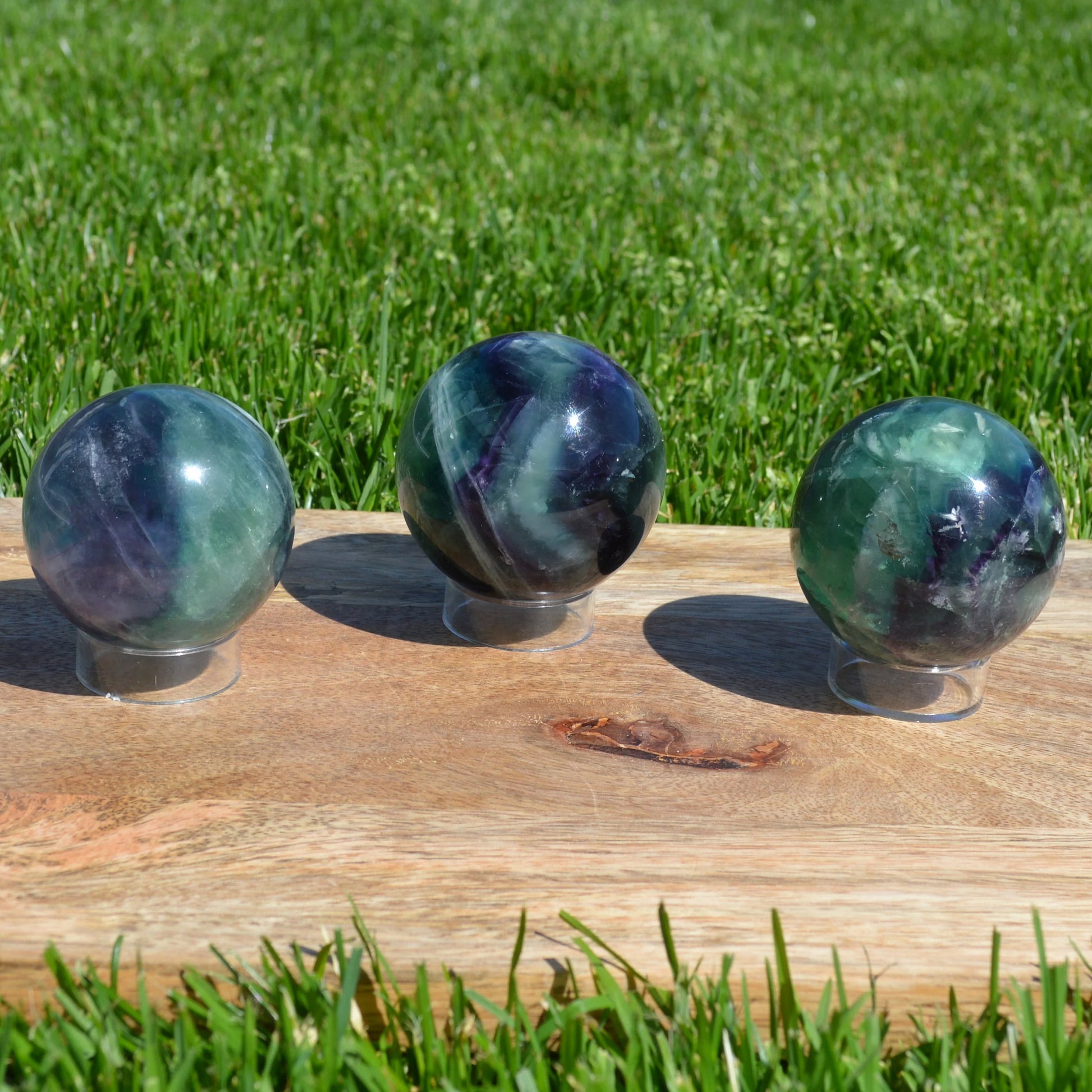 Regenbogenfluorit Kugel klein – zarte Kugel mit leuchtenden Regenbogenfarben für Dekoration oder als Sammlerstück.