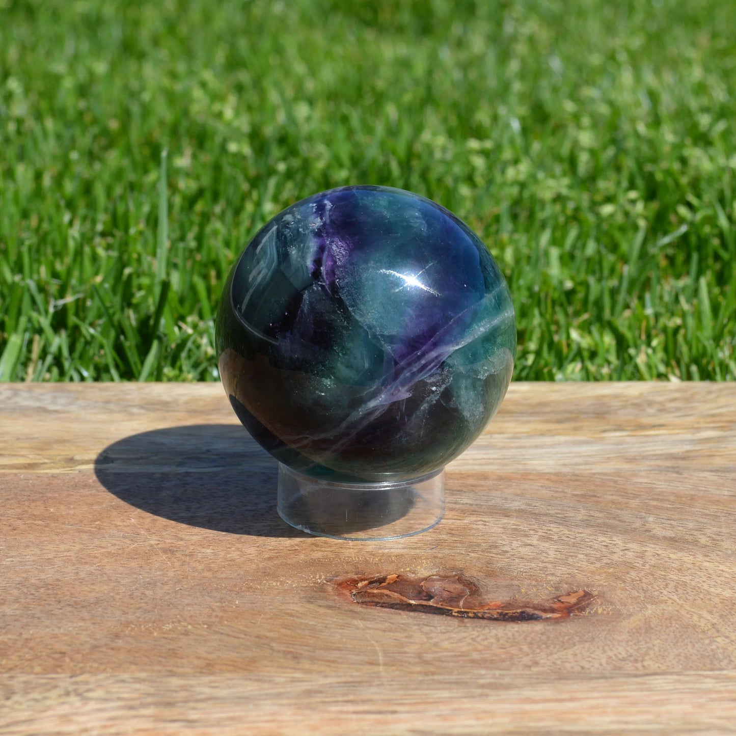 Regenbogenfluorit Kugel klein – kleine Kugel mit intensiven Farben, ideal als Geschenk oder für deine Sammlung.