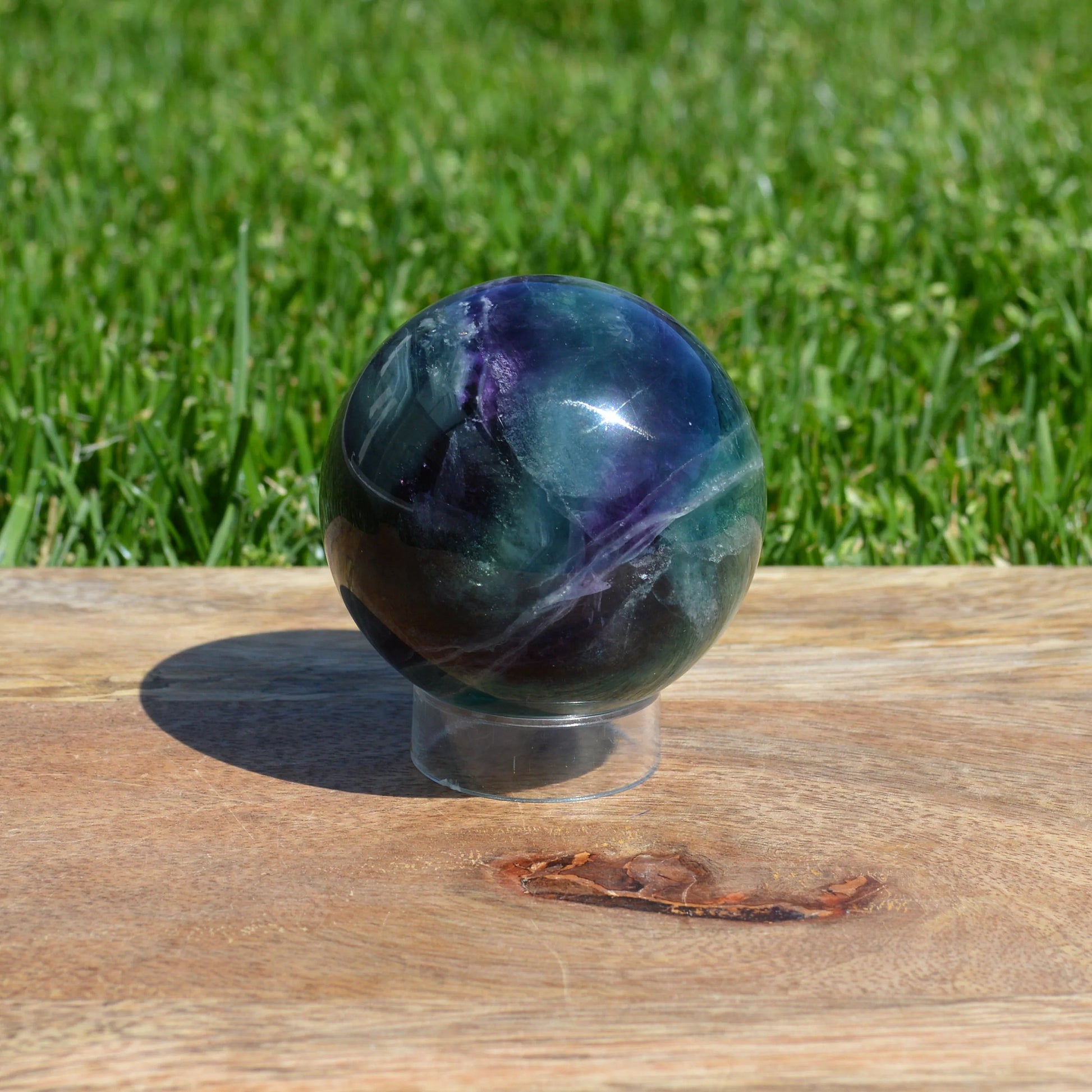 Regenbogenfluorit Kugel klein – kleine Kugel mit intensiven Farben, ideal als Geschenk oder für deine Sammlung.